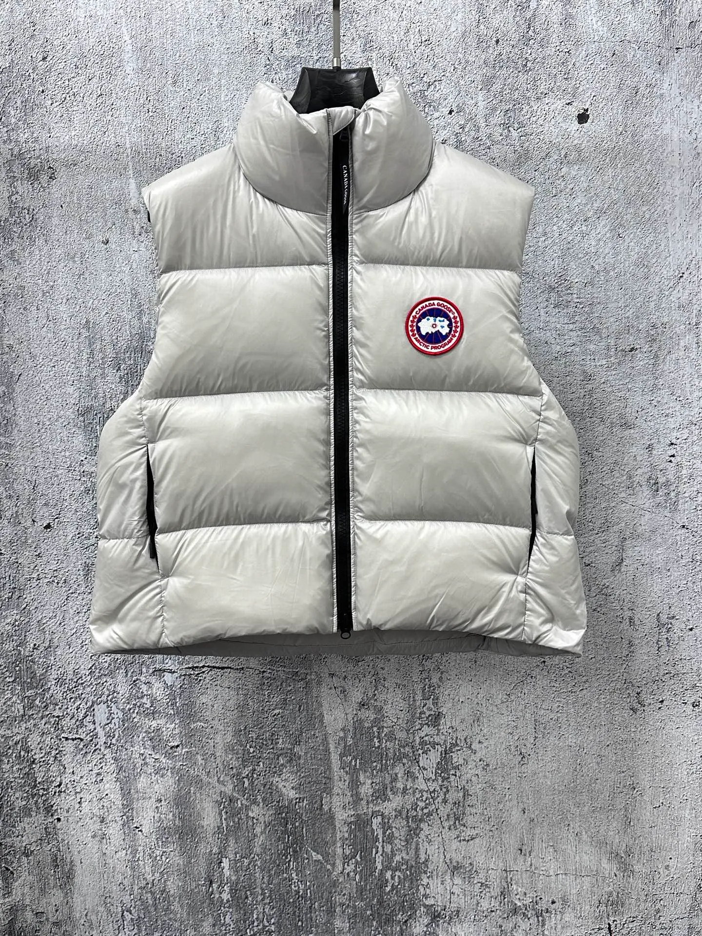 P560 [Canada Goose] Big Goose🦢Puff Down Vest has always been recognized as the warmest down jacket. Various Instagram celebrities, Internet celebrities, and celebrities often wear it for street photos. I make Canada Goose every year, but I still can't get rid of my love for it. No matter how cold the days are, there is no need to be afraid, because there is! Filled with 90% white duck down, it is the legendary warmest down jacket and is known as a must-have for Arctic outdoor sports! The most popular down jacket in the world, celebrities are rushing to buy it, it is a must-have! Size: XS-XL